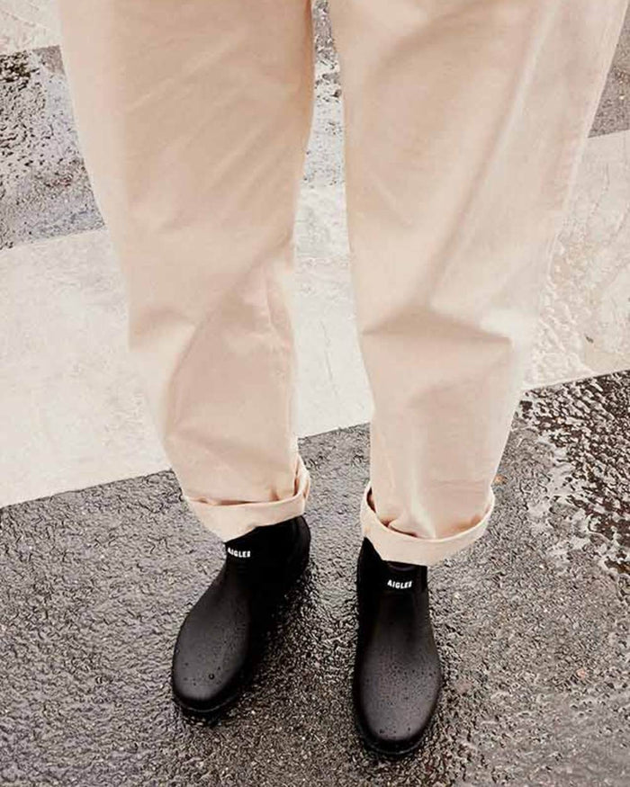 Noir coloured Aigle Mens Carville M2 Ankle Wellingtons on street background #colour_noir