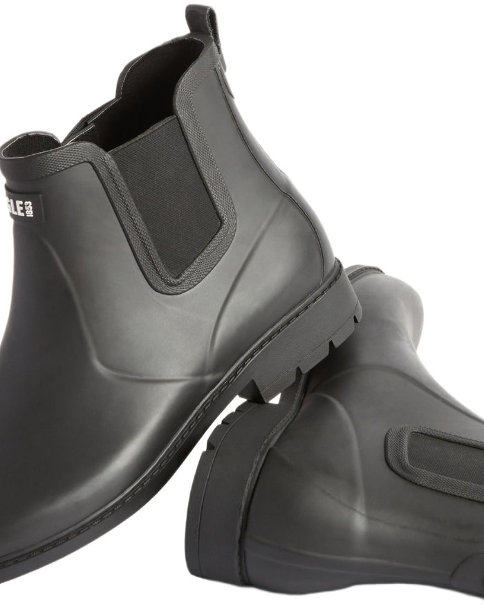 Noir coloured Aigle Mens Carville M2 Ankle Wellingtons on white background #colour_noir