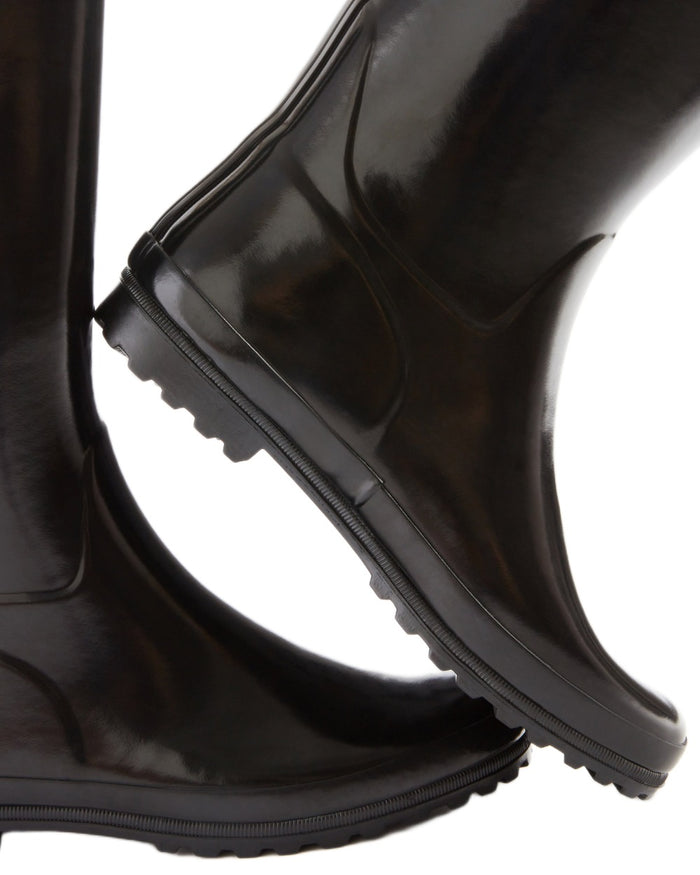 Noir coloured Aigle Womens Eliosa Wellingtons on white background #colour_noir