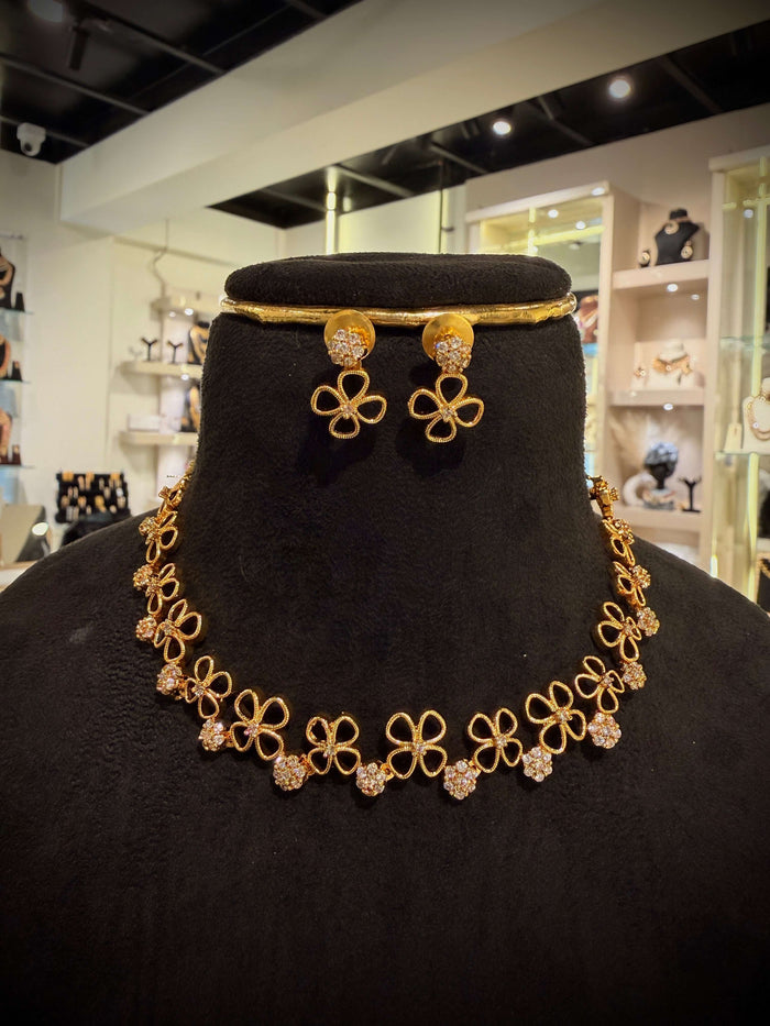 Elegant Floral Choker Necklace Set