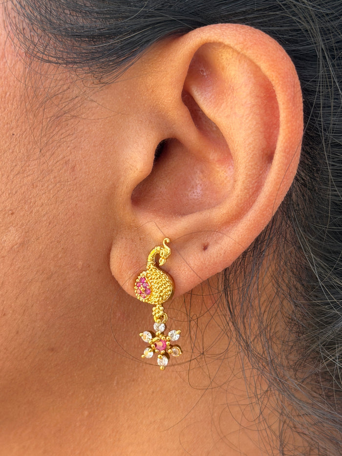 Gold earring with pink gemstones