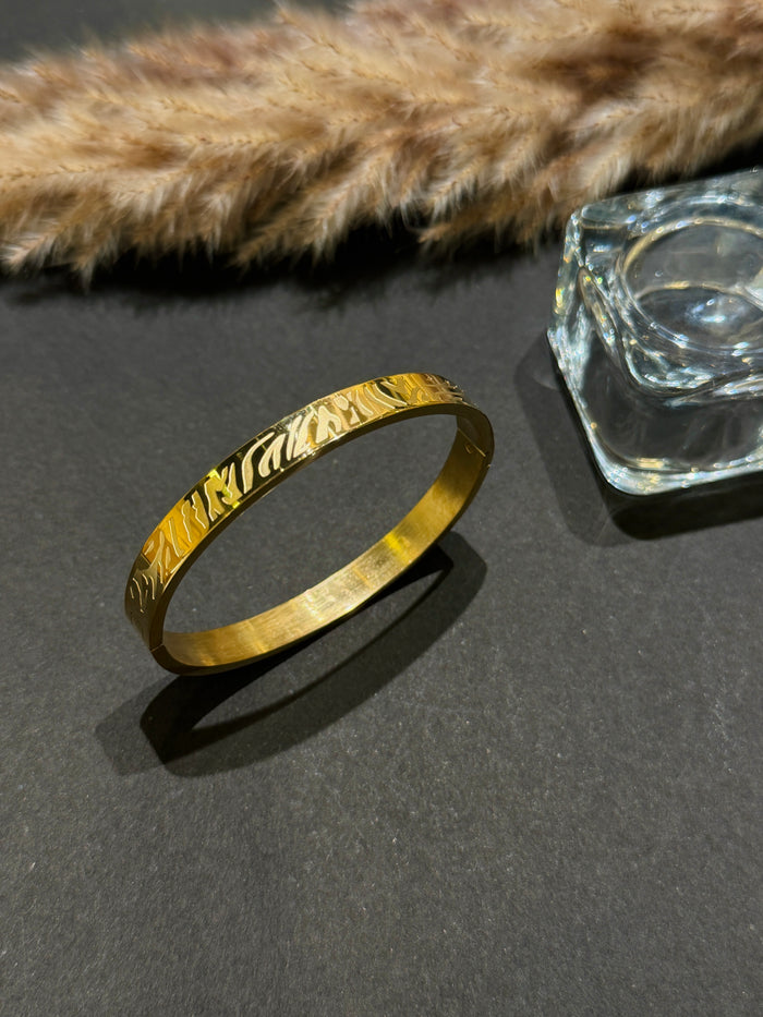 Gold bracelet with a fur and glass