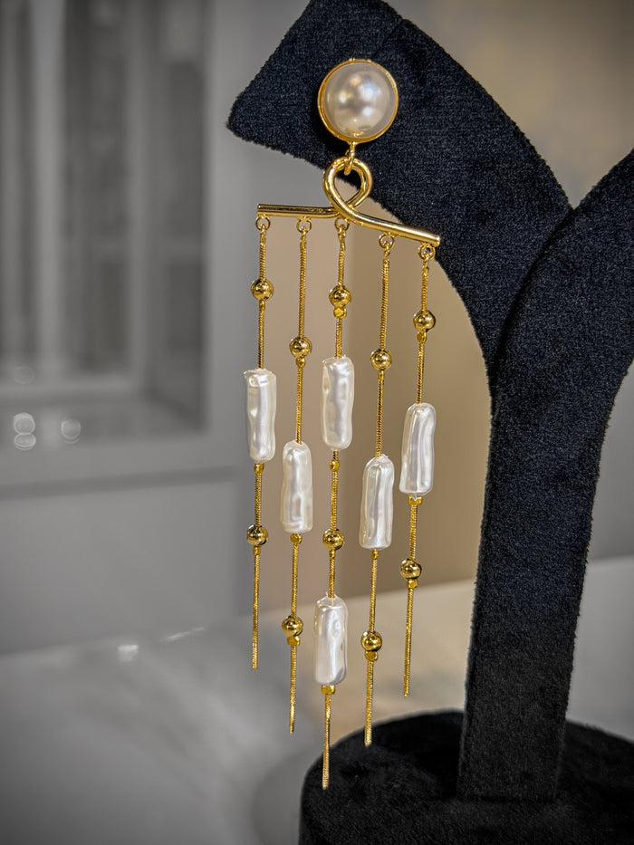 Gold and pearl earring