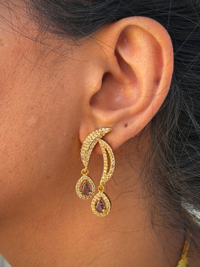 Gold earrings with teardrop-shaped gemstones