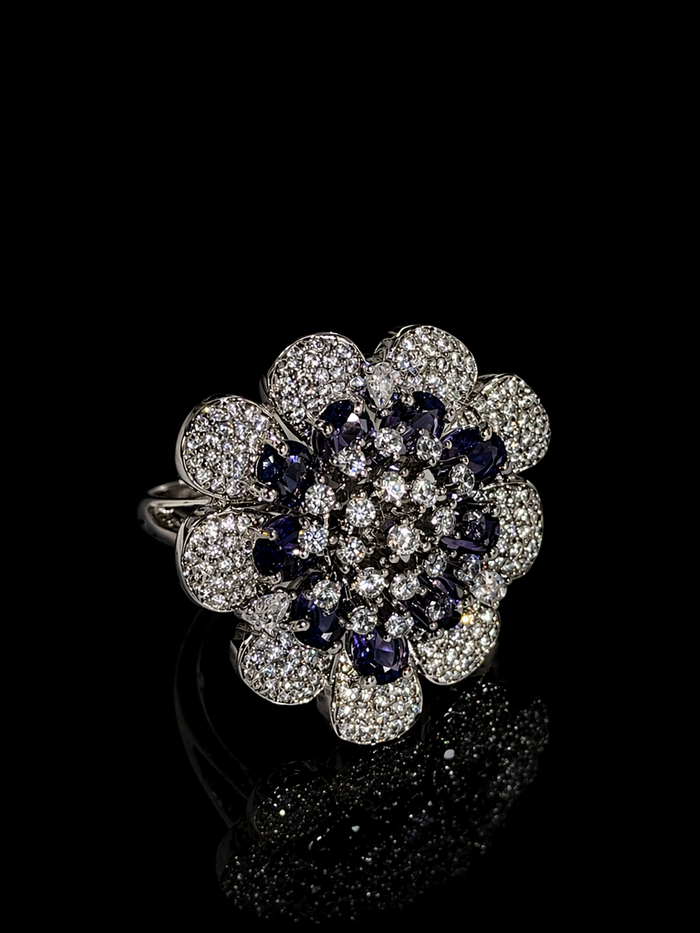 Elegant ring with diamond and sapphire design