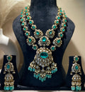 The Queen in Emerald Necklace Set