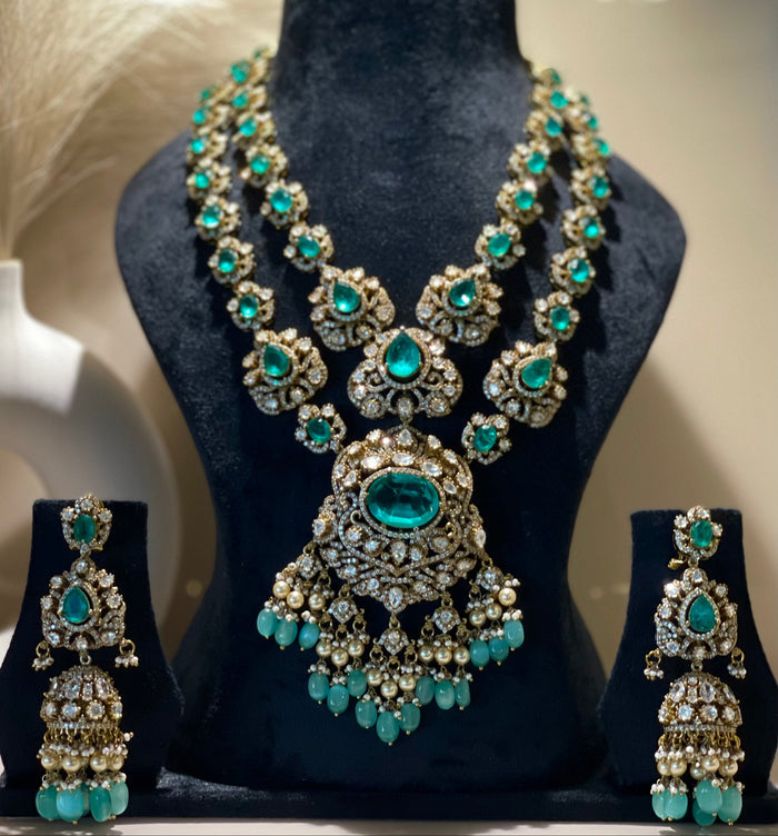 The Queen in Emerald Necklace Set
