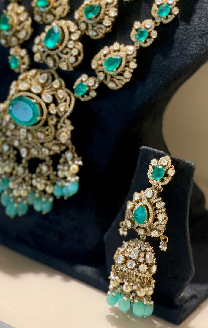 The Queen in Emerald Necklace Set